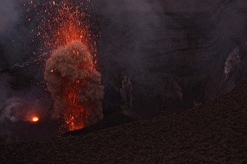 Volcan Yasur en éruption au Vanuatu