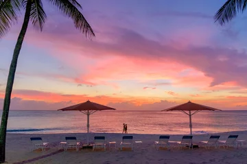 Foto op Plexiglas Seven Mile Beach, Grand Cayman Wandel over Seven Mile Beach aan de Caribische zee bij zonsondergang, Grand Cayman