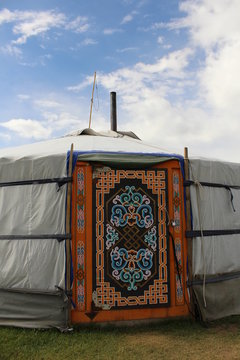 Entr&eacute;e d'une yourte mongole