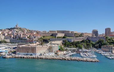 Fototapeta na wymiar Marseille: vieux port, le mucem et le fort saint jean