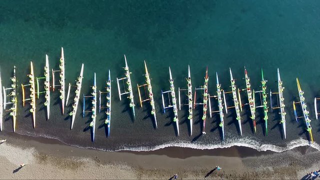 bateaux (pirogue) vu de haut avant d&eacute;part d'une course