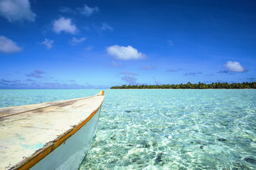 lagon en polynésie avec pointe d'un bateau