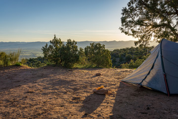 Obraz premium Morning sunrise over a tent in the Colorado desert