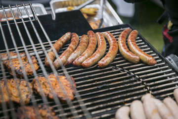 Barbecue Grill mit Bratwurst auf Sommerparty 