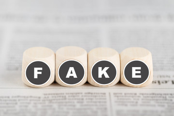 W&uuml;rfel bilden das Wort "Fake"