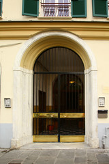 Fototapeta na wymiar Typical mediterranean entrance in Italy