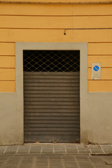Obraz na płótnie Canvas Typical mediterranean entrance in Italy