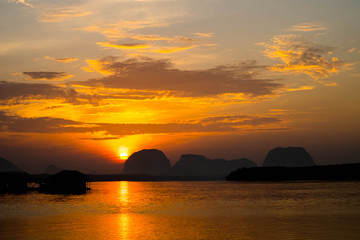 Fototapeta premium Sun rise yellow tone in the lake