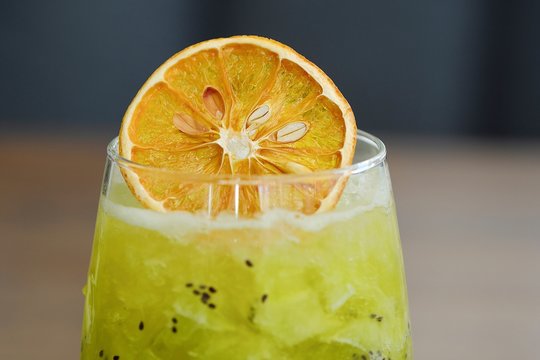 Refreshing Lemonade With Kiwi And Ice