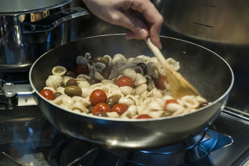 piatto di orecchiette pugliesi preparato in cucina