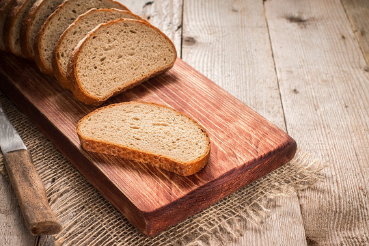 Sliced rye bread on cutting board