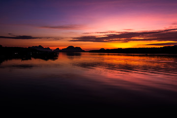 Obraz premium Light morning sea and mountain in the sea.