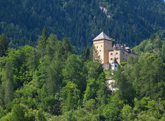 Fototapeta na wymiar Burg Groppenstein bei Obervellach im Mölltal / Kärnten / Österreich