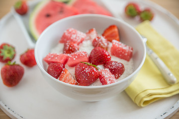 Joghurt mit Müsli und Melone