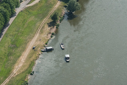 Vue a&eacute;rienne de bateaux anciens, les gabares, sur la Loire en Loir-et-Cher