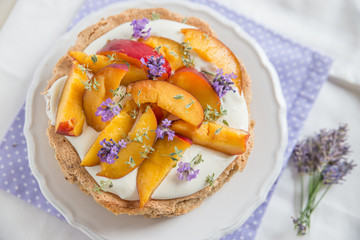 Sommerliche Torte mit Nektarinen und Lavendel