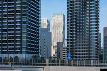 Fototapeta na wymiar 東京湾岸の都市風景　勝どきの高層住宅２