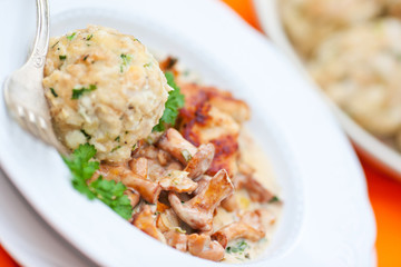 Semmelknödel auf Eierschwammerlsauce mit Putenstreifen