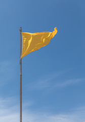 Pavillon jaune orangé baignade dangereuse