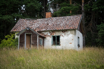 Fototapeta na wymiar Dilapidated house in Sweden