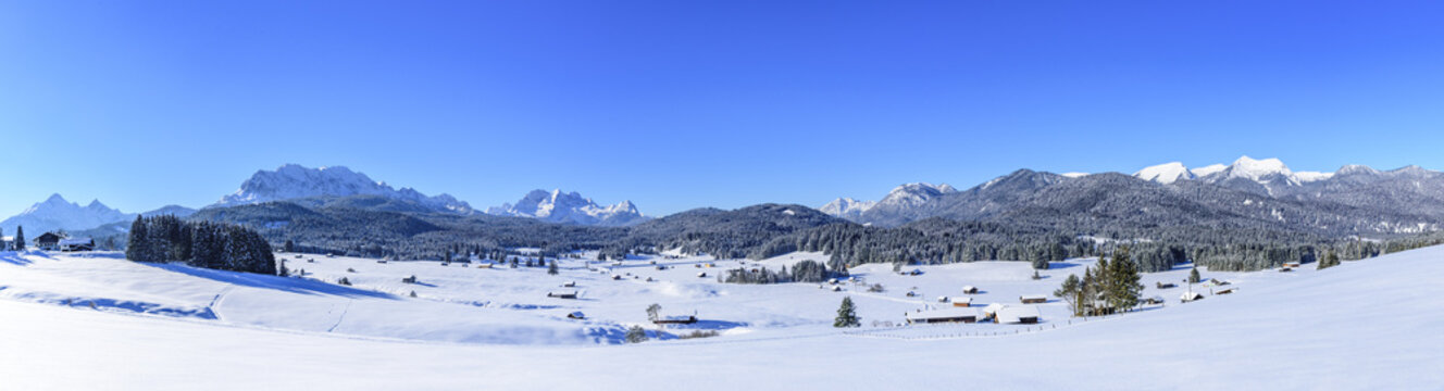 herrlicher Wintertag mit Neuschnee im Werdenfelser Land © ARochau