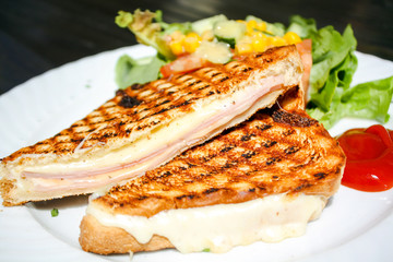 Gegrilltes Käse Schinken Toast