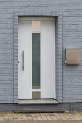 Moderne Haustür mit grauer Fassade