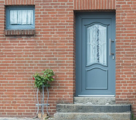 Fototapeta na wymiar Haustür in grau mit Fenster
