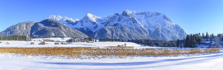 Fototapeta na wymiar Winter im Karwendel bei Mittenwald