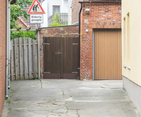Alter Hinterhof mit Garage und Tor