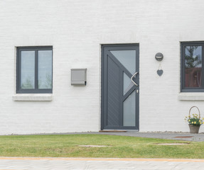 Moderne graue Haustür eines Hauses
