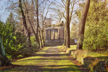 Obraz premium idyllic place with memorial in a park