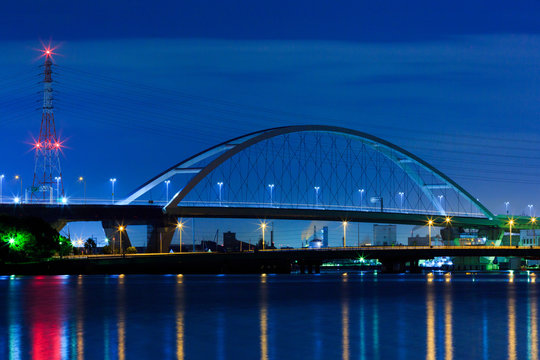 湖面に架かる橋