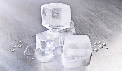 Eiswürfel auf Edelstahl