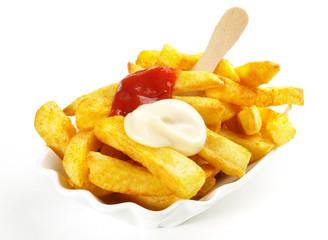 Pommes Frites mit Ketchup und Majo