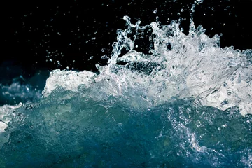 Abwaschbare Fototapete Wasser Spritzer stürmisches Wasser im Ozean auf schwarzem Hintergrund