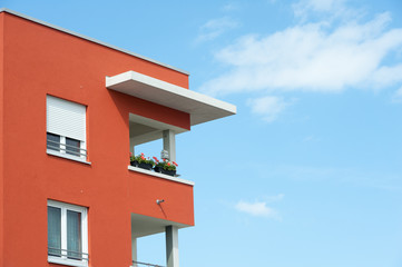 Balkon eines neu gebauten Wohnhauses mit farbiger Fassade