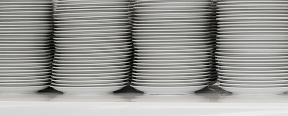 Gestapelte weiße Teller für das Catering, Restaurant, Gastronomie