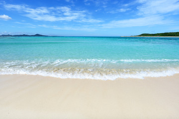 Fototapeta na wymiar 沖縄の美しい海と青空
