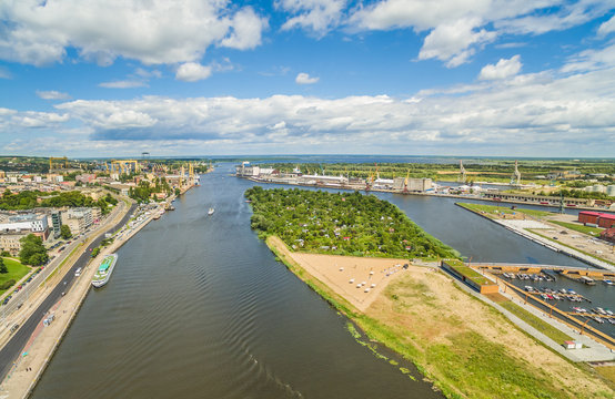 Fototapeta Szczecin - krajobraz miasta z rzeką Odrą. Bulwar Chrobrego i wyspa Pucka z lotu ptaka.