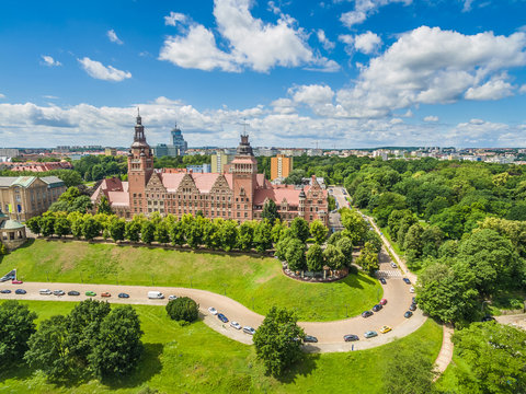 Fototapeta Szczecin z lotu ptaka. Krajobraz miasta z Wałami Chrobrego widziany od strony Odry.