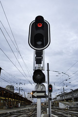 Signaling signal for trains in a station