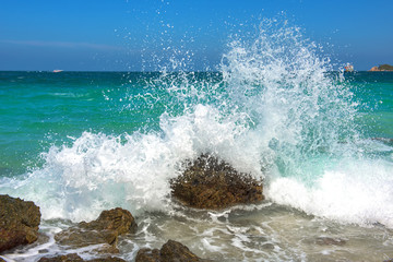 Fototapeta premium amazing nature background.The color of the water and beautifully bright.Azure beach with rocky mountains and clear water of Thailand ocean at sunny day.Koh Lan,Thailand.On a clear day.