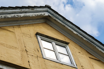 Hausgiebel mit Fenster
