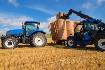 Obraz premium ramassagage des meules de paille