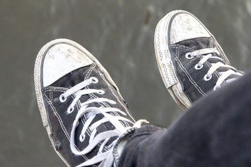 F&uuml;&szlig;e h&auml;ngen lassen in schwarzen chucks