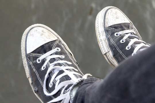 F&uuml;&szlig;e h&auml;ngen lassen in schwarzen chucks