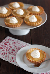 Tartelettes with lemon curd and cream