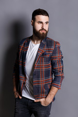 Obraz premium Handsome bearded man posing with hands in pocket
