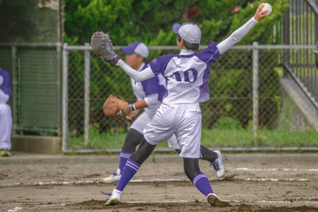 女子ソフトボール試合風景
